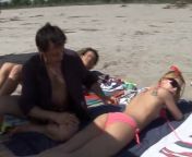 Парни ебут худую девушку на пляже